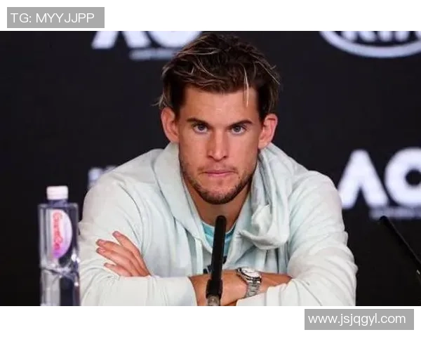 卷发足球明星崭露头角 展现超凡技术与拼搏精神成为球场新宠 卷发足球明星崭露头角 展现超凡技术与拼搏精神成为球场新宠