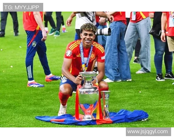 玫瑰少年足球球星成长之路与拼搏故事展现坚韧与梦想