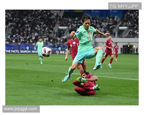 足球巨星齐聚赛场激情碰撞 球迷热情点燃激情之夜